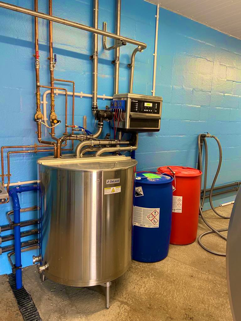 JoshuaKeeble94's tweet photo. A lovely DeLaval 32x32 HB50 was completed and milked in last night by the team🐮🥛

🔵MPC780 HB50
🔵Stainless steel - Lower cabinets
🔵Evanza clusters
🔵Automatic plant washer
🔵Sort gate 
🔵DXCEM Bulk tank
🔵Glycol chiller 

@DeLaval_UK_IRE 
@dairyscopeltd https://t.co/i3monC5rI0