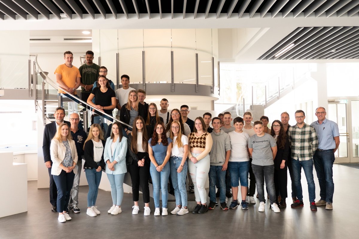 kermi_gmbh's tweet photo. Ein neues Kapitel beginnt. 23 neue #Auszubildende sind heute in ihren ersten Arbeitstag bei uns gestartet. Herzlich willkommen bei Kermi!💚
In der nächsten Zeit finden sich die jungen KollegInnen im Unternehmen ein und lernen sich untereinander besser kennen. #kermi #azubis https://t.co/Whu20DkD32