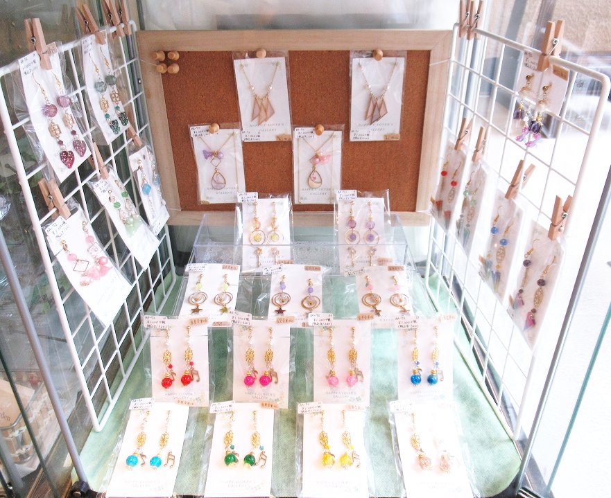 C_CHOCOLAT_C's tweet photo. 【新規ご出店者様ご紹介】
こんにちは、スタッフAです(/・ω・)/
【AA-72】[HAPPY-C-LOVER’S]様（@ayu01clover） に新たにご出店頂きました！
ポップでキュートなアクセサリーをカラーバリエーション豊富に入れて頂いております！
#キャラメル_創作 
https://t.co/dTft0OS8AU https://t.co/Sgon6DM1ed