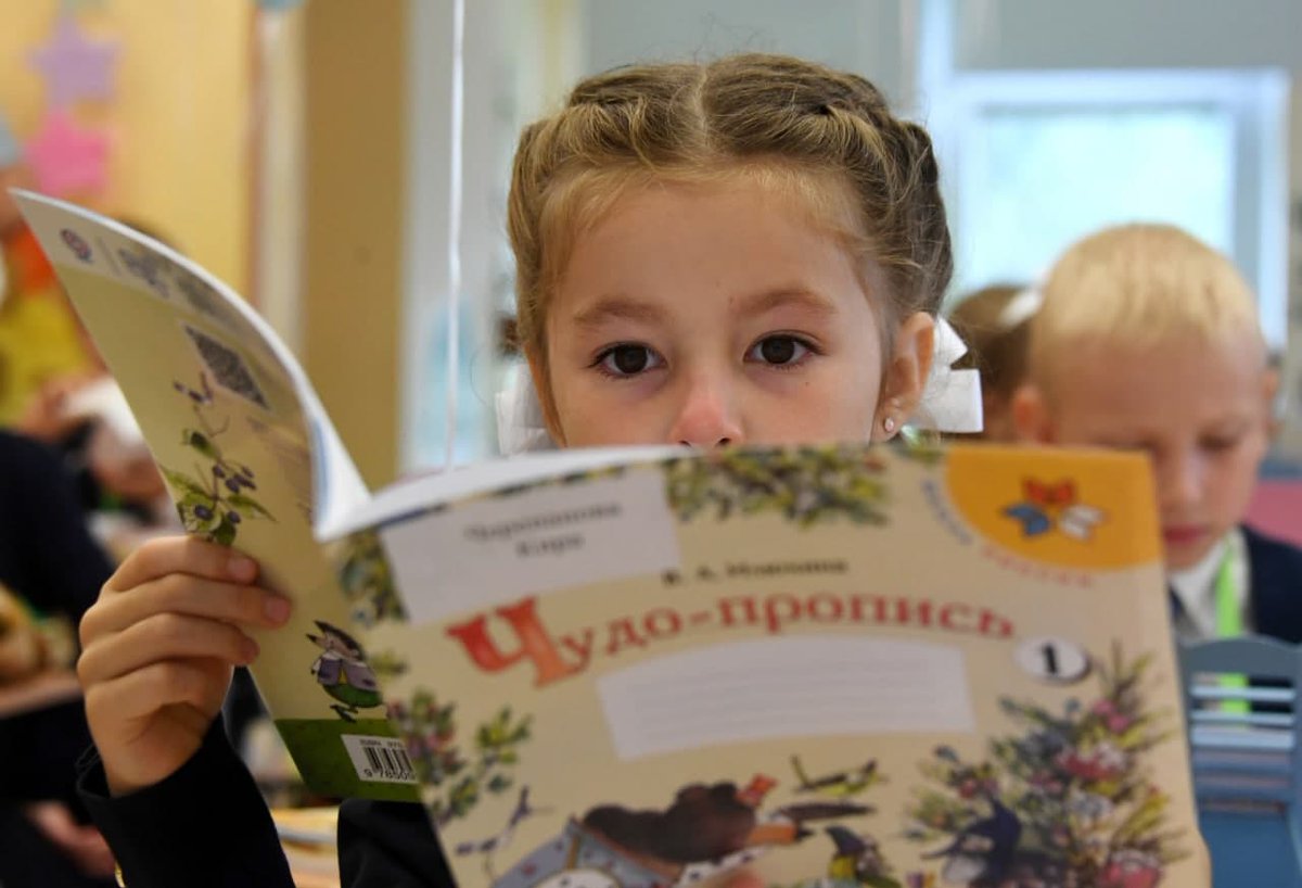 Russia's tweet image. 🔔 Today is #KnowledgeDay in Russia! It marks the start of the new school year.

An old tradition, it never gets old! 

🏫 17,5 mln pupils will attend schools in Russia, 2+ mln will begin 1 grade.

Happy #KnowledgeDay everyone, welcome #Back2School! 🥰