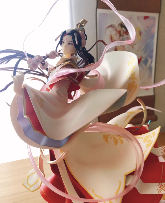 昨日念願の神の像が届きました…組み立てている間、クオリティの高さに感動して涙腺やばかった。そして大きい〜ずっとみていられる…ため息しか出ないそしてこれからはいつでも奉納出来る血雨探花verが発売されることを財布握りしめて待ってます…!!! 