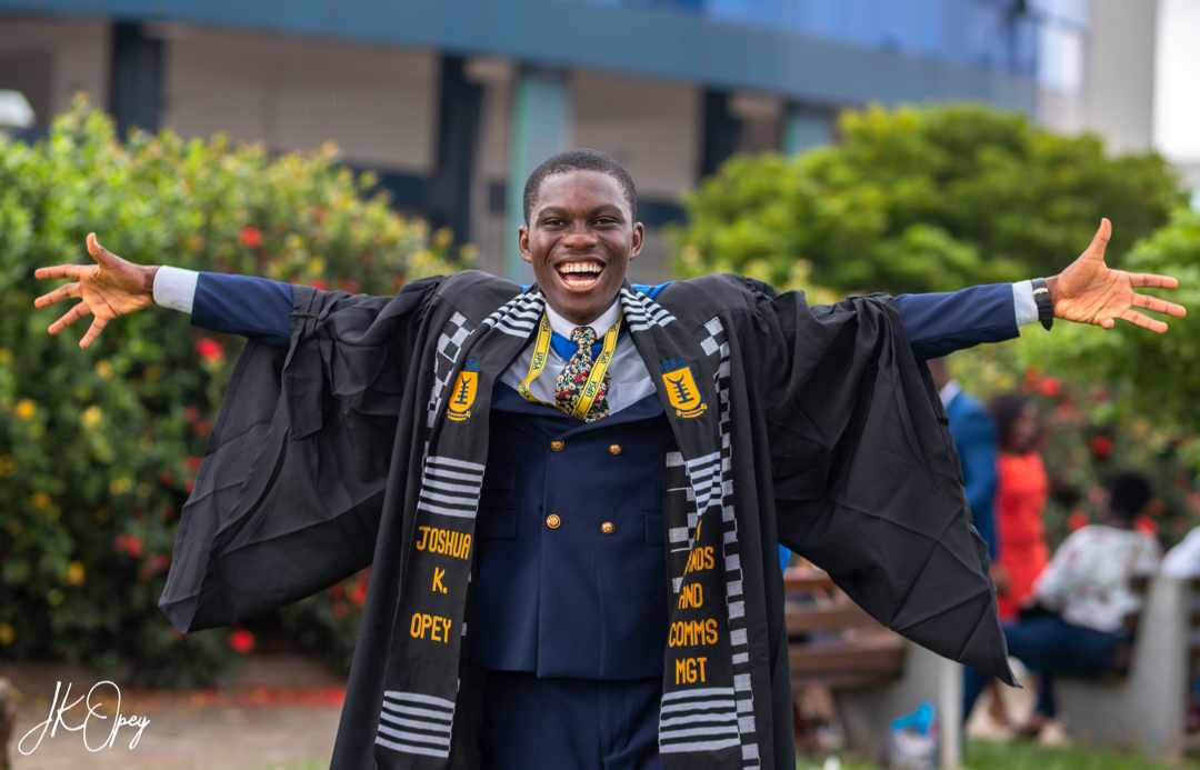 _teamhubs_'s tweet photo. Congratulations to our CEO and Founder, Joshua Opey (@jkOpey)🥳🥳! MA Brands and Communication Management bagged🎓👨🏾‍🎓

#thehubmedia https://t.co/qCSMuYw3lc