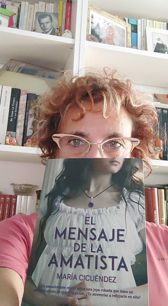 MariaCicuendez's tweet photo. "El mensaje de la amatista" recoge el eco de los aplausos de agradecimiento a las 20h. Aplausos que hoy llegan a  @msimongarcia, mujer con ojos de sirena en el mosaico de lectores ¿Quieres participar?

¡Mándame tu foto con el libro! Pídelo @bubok 

https://t.co/beaYJ6R2EG https://t.co/EFE6CkwNN5