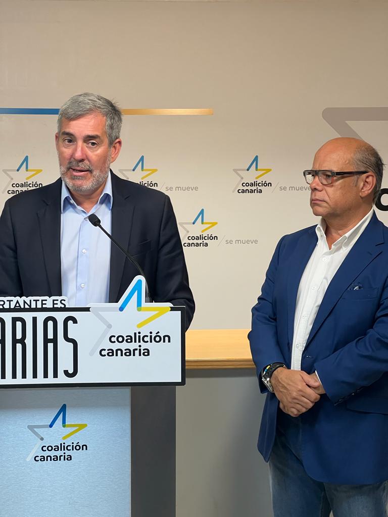 coalicion's tweet photo. 🔴 @FClavijoBatlle: No esperamos nada de quien no sabe que el #JetFoil ya no existe ni tampoco de quien veranea en la Mareta y no se inmuta mientras siguen muriendo hombres, mujeres y niños a pocos metros.
La realidad es que nadie se está preocupando de los problemas de Canarias https://t.co/vVCZCgySB4