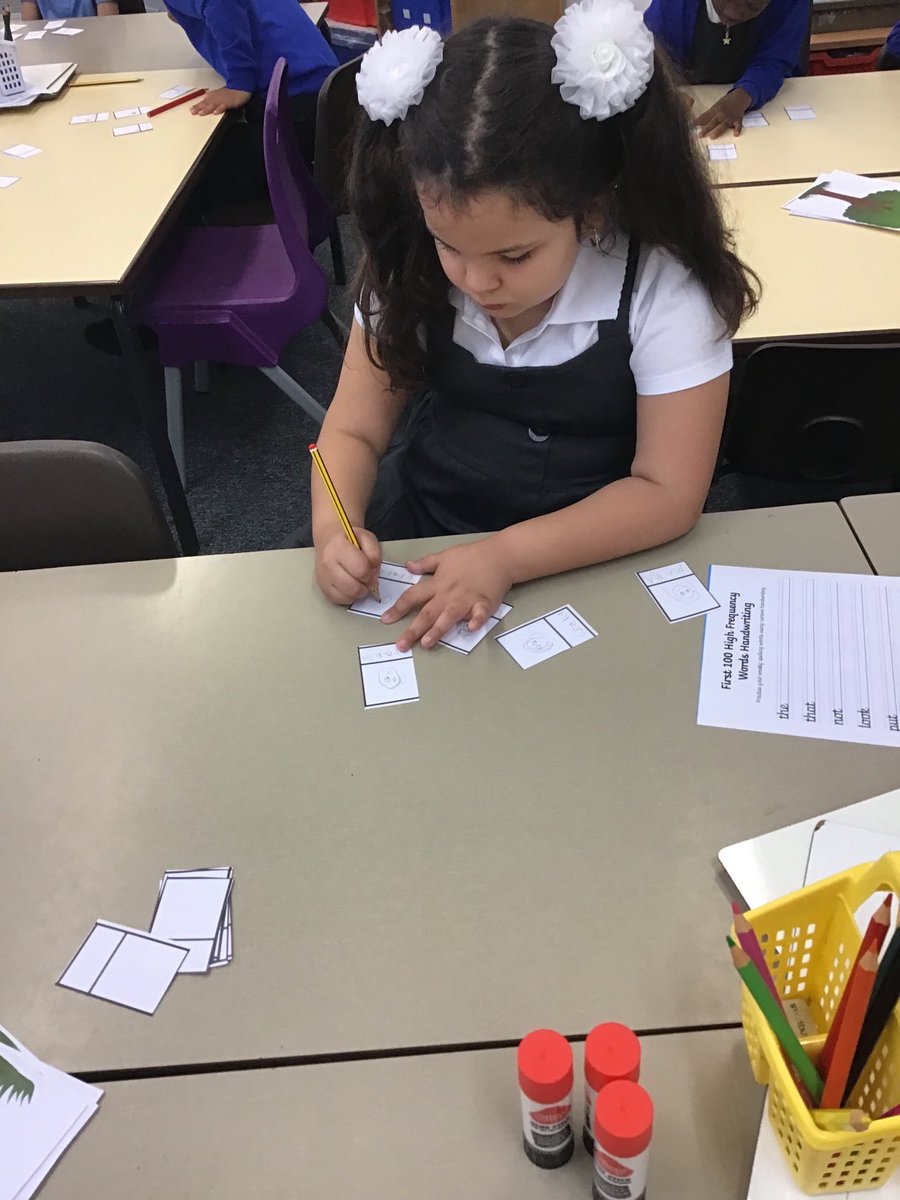 Fosse_TMET's tweet photo. Year 2 are having lots of fun creating family trees this morning #fmphse #kindness https://t.co/f9JeSkOjxz