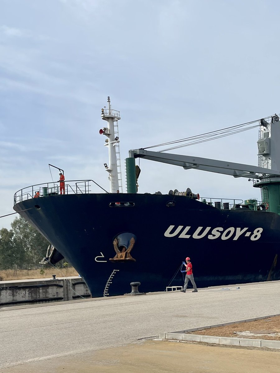 MdeQueroi's tweet photo. ULUSOY-8 de 160 metros de eslora entrando en la esclusa Puerta del Mar del @PuertoDeSevilla cargado con 9000 toneladas de urea asistido por el remolcador VB VICENTA https://t.co/9I6vk8hTTA