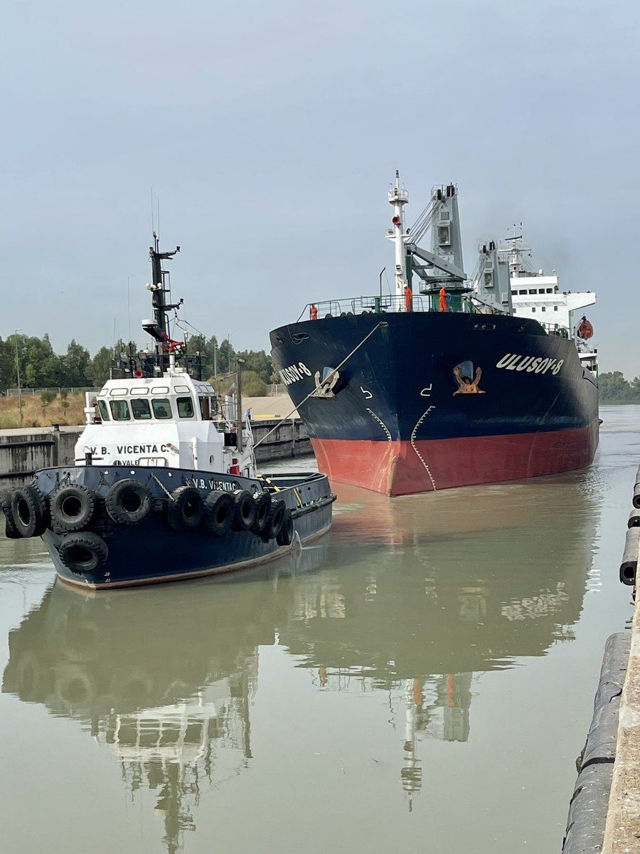 MdeQueroi's tweet photo. ULUSOY-8 de 160 metros de eslora entrando en la esclusa Puerta del Mar del @PuertoDeSevilla cargado con 9000 toneladas de urea asistido por el remolcador VB VICENTA https://t.co/9I6vk8hTTA