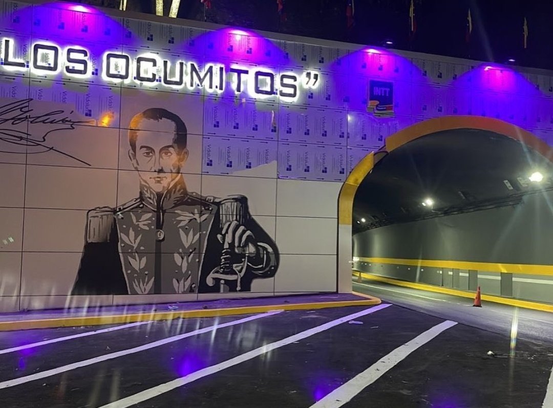 victorgarcia012's tweet photo. Ni el rojo rojito, ni los ojitos de Chávez ni el Bolivar "amulatado" ... La nueva estética de la Revolución https://t.co/SR0YVbZAkY
