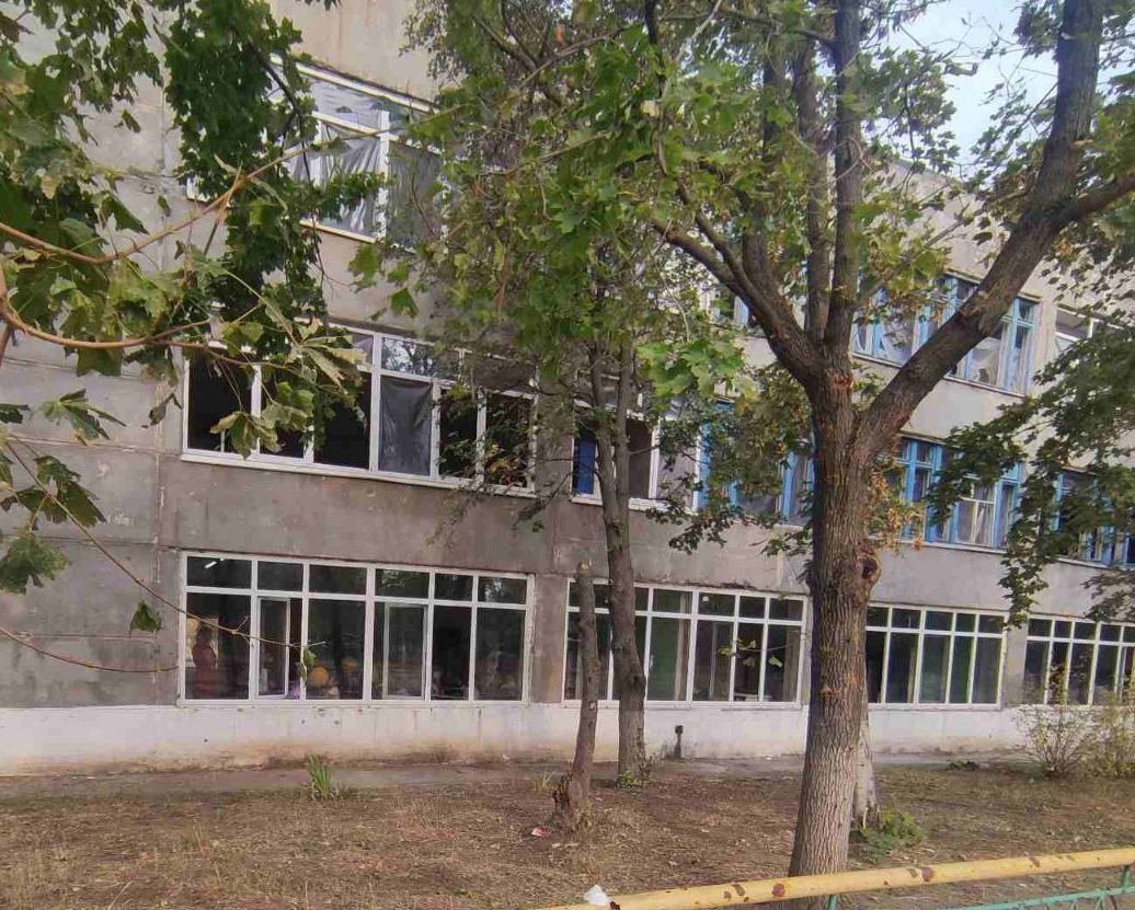 nexta_tv's tweet photo. This is how the first day of school looks like for pupils in occupied #Mariupol. https://t.co/LPgreYVem2