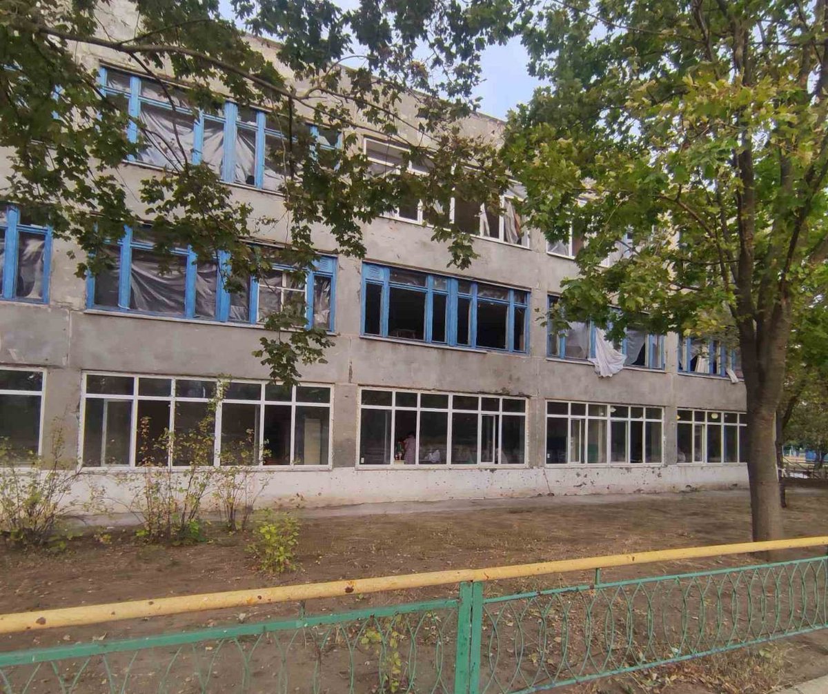 nexta_tv's tweet photo. This is how the first day of school looks like for pupils in occupied #Mariupol. https://t.co/LPgreYVem2