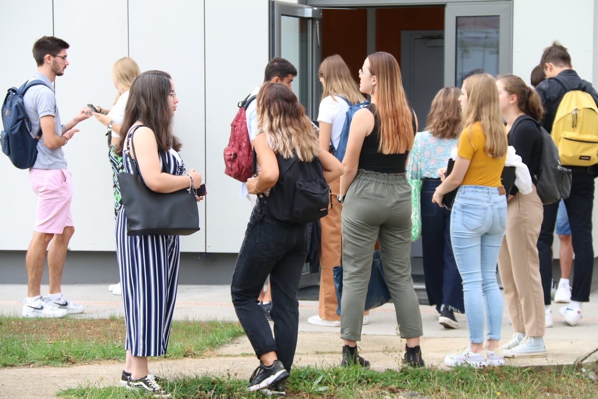 IUTunivpoitiers's tweet photo. [RENTRÉE 2022] 
La vie reprend sur les sites de l’@IUTunivpoitiers. L'occasion de souhaiter la bienvenue à tous les étudiants de #BUT1 et un bon retour aux #BUT2 et à nos dernières promotions de #LP pour cette année universitaire qui s'annonce passionnante 👍 https://t.co/bNMCPXWKvt