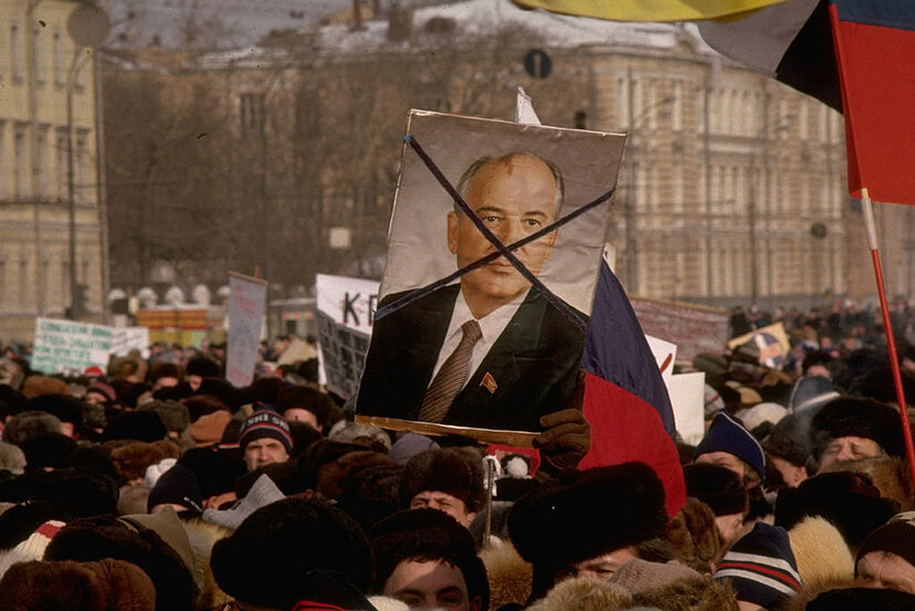 JuanSalgado_'s tweet photo. Por lo tanto, culpar a Gorbachov del fin de la URSS es para muchos la forma de personalizar en alguien la suma de la incapacidad de muchos de los líderes que le precedieron, el fracaso del modelo comunista en sí mismo y la frustración por dejar de ser una potencia mundial (+) https://t.co/h69f45iJMn