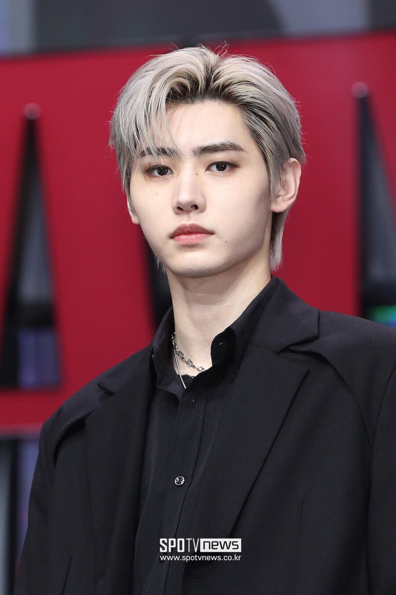 ENHYPEN Sunghoon to reportedly step down from his MC position in KBS ‘Music Bank’

His last broadcast is said to be tomorrow, September 2

Source: n.news.naver.com/entertain/arti…