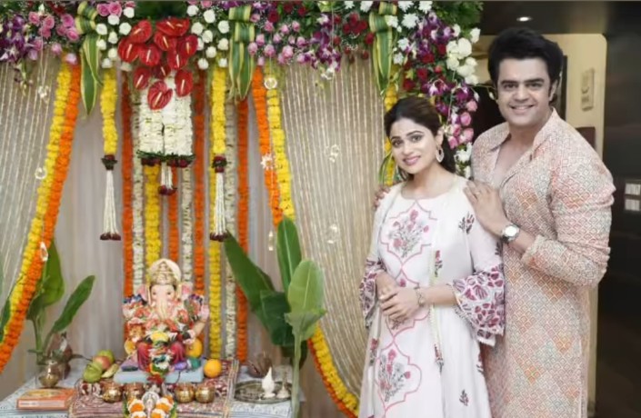 BholiiSiSurat's tweet photo. Such a pyaari picture it is 💗
@ShamitaShetty visits @ManishPaul03  'place for ganpati darshan.
Love their bonding!!

VIGHNAHARTA BLESS SHAMITA
#ShamitaShetty #ShamitasTribe https://t.co/91gpBZEimx