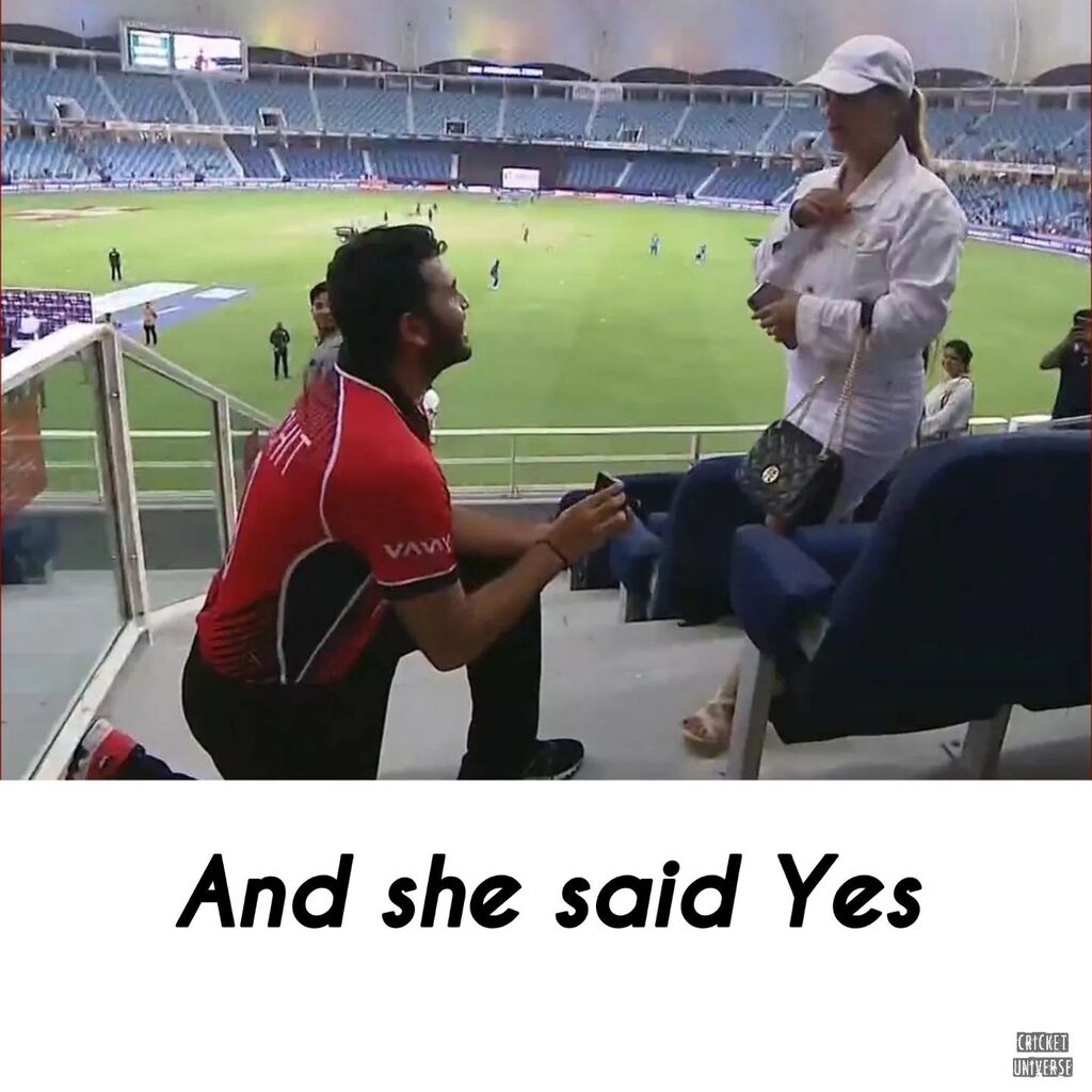 Hong Kong cricketer Kinchit Shah proposes girlfriend after the match yesterday, teammates cheer for the couple!
❤️
#kinchitshah #hongkong #asiacup #indvshk #proposal #dubai #cricketuniverse