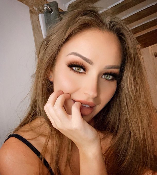 What characters would you like to see me Cosplay??? https://t.co/7xB2TwxAtP