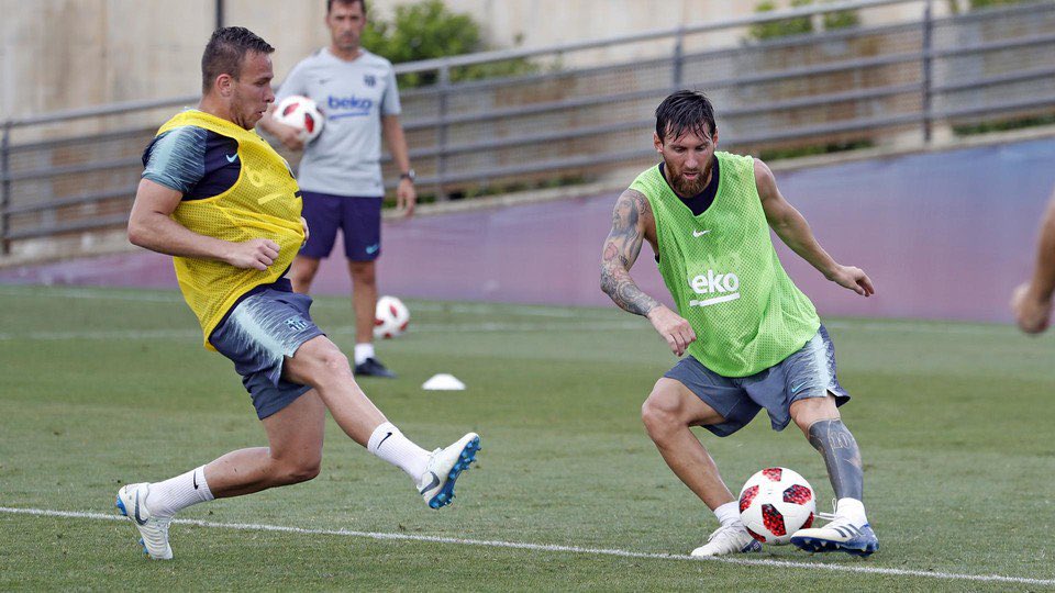 Watch_LFC's tweet photo. Messi on Artur’s qualities: 

"Artur surprised me. He really reminds me of Xavi's style."

"He doesn't lose the ball. He likes to play short. Usually, new players who come from a different region take time to get used to the rhythm of the rondos, but Artur did it very quickly." https://t.co/j8o4ZQ3k6j