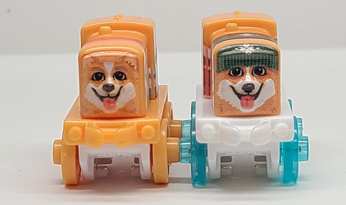 TF_Minis's tweet photo. 本家との比較。

犬小屋や餌入れの場所が同じだったりお気に入りのボールが健在だったり飼い主からのプレゼントだったりと2つのデザインでも物語が作れそうなそんな素敵な仕様。

...こういう集めている人に対するファンサービ���があったりすると嬉しいよね。 https://t.co/zl8lWMAN8i