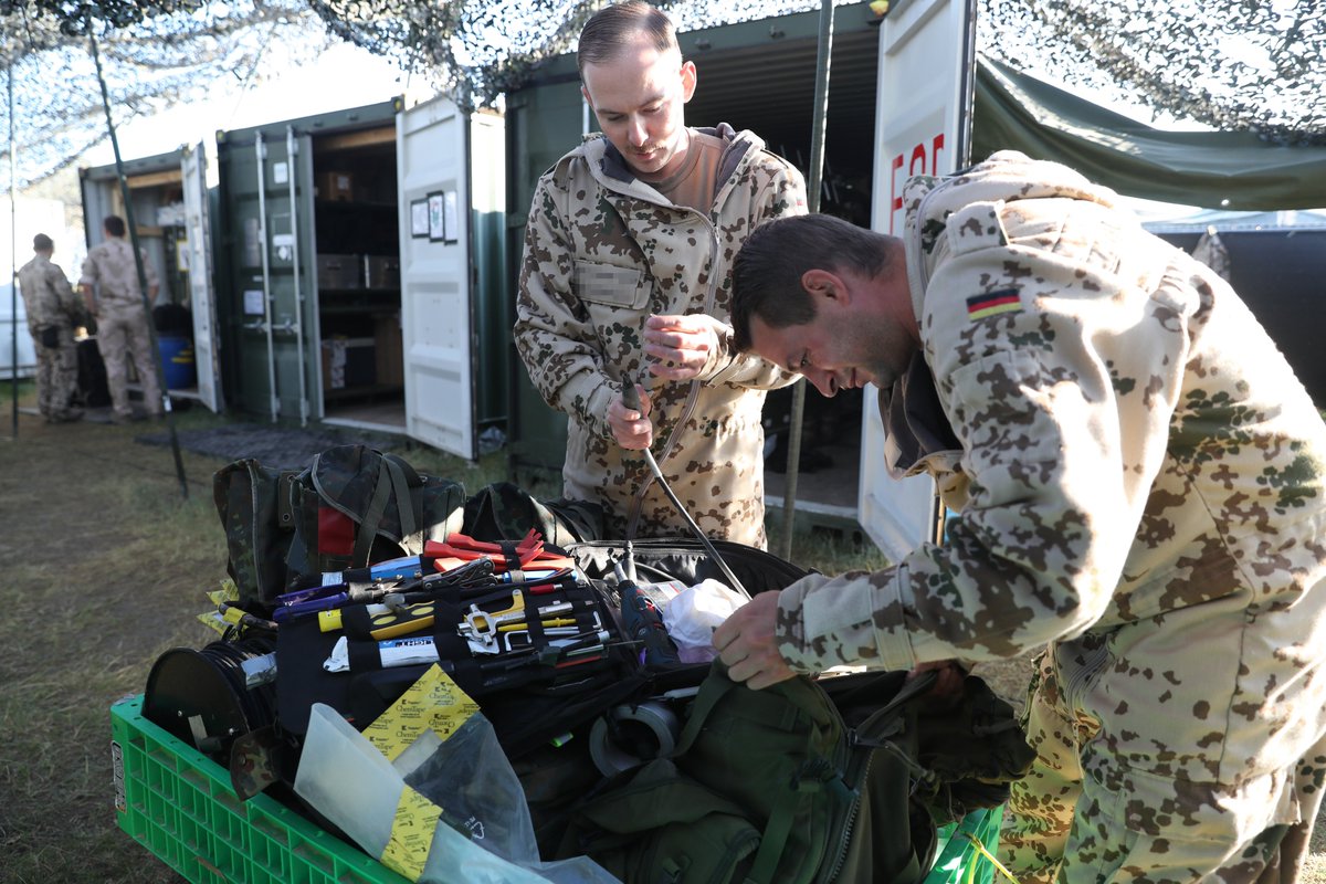 bundeswehrInfo's tweet photo. #PreciseResponse – #ABCAbwehr unter realen Bedingungen
Die Kampfstoffe sind echt – atomar, biologisch und chemisch: Live Agent Training im Fachjargon. Dafür reisen ABC-Abwehrkräfte aus #NATO-Ländern und verbündeten Nationen jedes Jahr nach #Kanada.

Mehr ➡️https://t.co/BnoiPc6Jc6 https://t.co/r3DLjCXVpy
