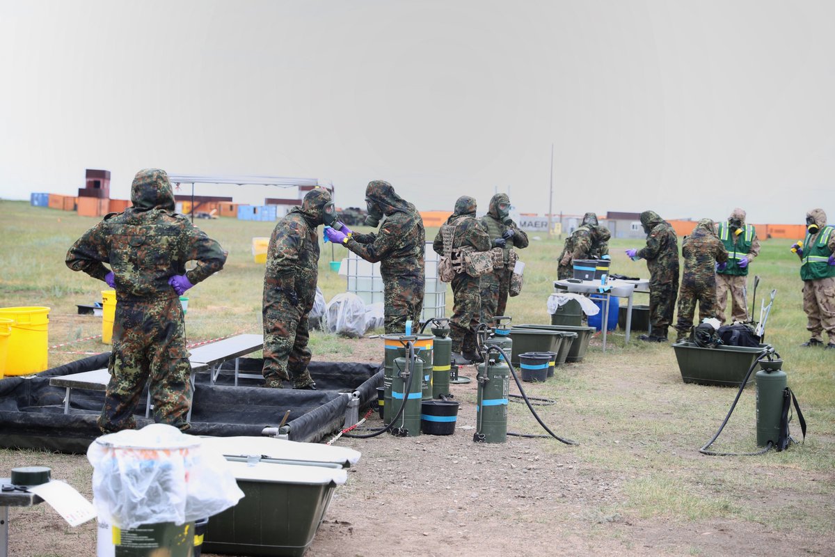 bundeswehrInfo's tweet photo. #PreciseResponse – #ABCAbwehr unter realen Bedingungen
Die Kampfstoffe sind echt – atomar, biologisch und chemisch: Live Agent Training im Fachjargon. Dafür reisen ABC-Abwehrkräfte aus #NATO-Ländern und verbündeten Nationen jedes Jahr nach #Kanada.

Mehr ➡️https://t.co/BnoiPc6Jc6 https://t.co/r3DLjCXVpy