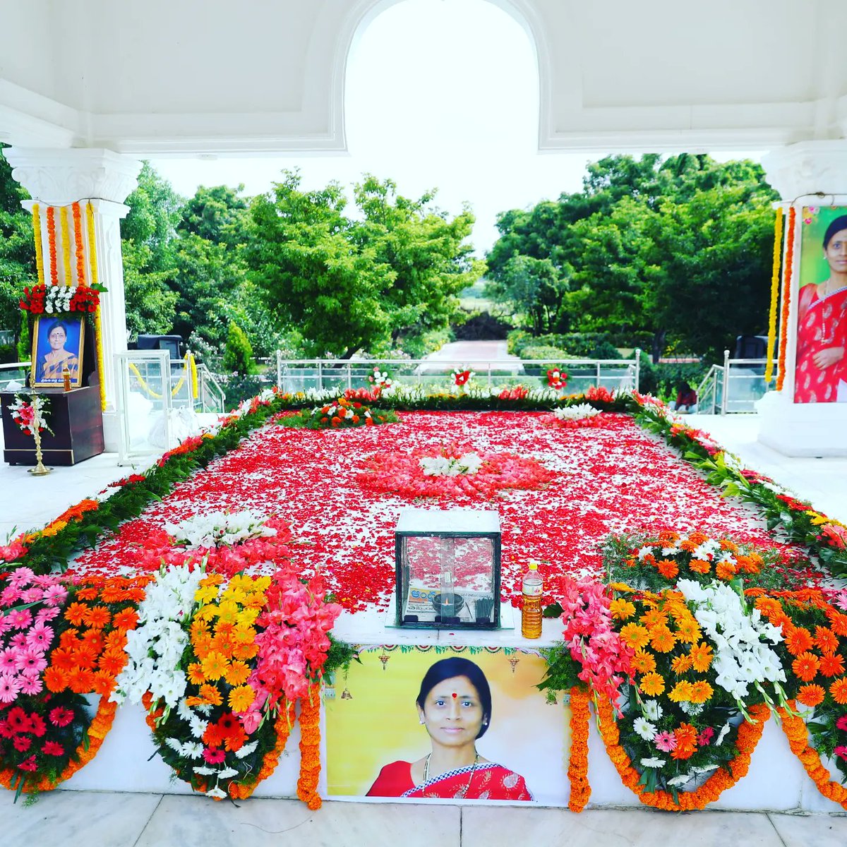 PVKKIT's tweet photo. Homage paid to Smt. Palle Uma on her fourth death anniversary

Rich tributes were paid to Smt Palle Uma by her family, relatives, friends, Staff members of Sri Balaji Educational Society, students and followers at Smt. Palle Uma Ghat, 30-08-2022. https://t.co/Xz3vX3hLnF