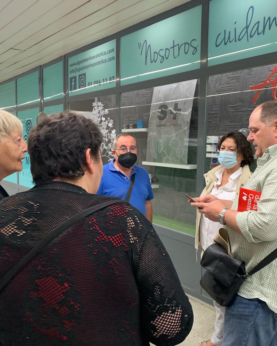 PsoeEscorial's tweet photo. 🌹Hoy los socialistas de El Escorial hemos salido a las Estaciones de RENFE de El Escorial y de Las Zorreras para explicar las medidas aprobadas por el Gobierno de España para proteger a la clase media y trabajadora.

#ElGobiernoDeLaGente
@PSOE 
@psoe_m https://t.co/uEhTMOPHL2