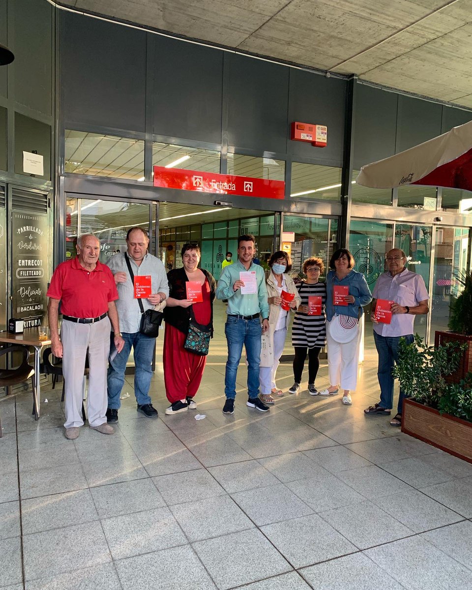 PsoeEscorial's tweet photo. 🌹Hoy los socialistas de El Escorial hemos salido a las Estaciones de RENFE de El Escorial y de Las Zorreras para explicar las medidas aprobadas por el Gobierno de España para proteger a la clase media y trabajadora.

#ElGobiernoDeLaGente
@PSOE 
@psoe_m https://t.co/uEhTMOPHL2