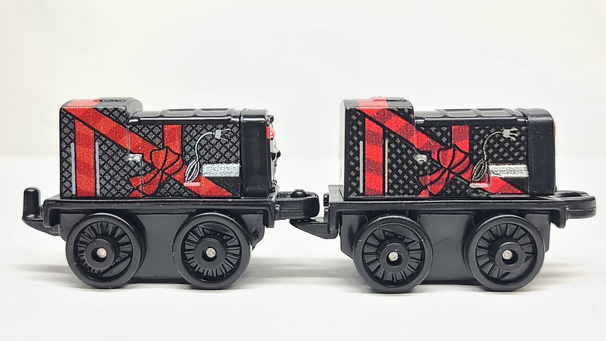 TF_Minis's tweet photo. タイランド産との比較。

網目デザインが中国版に落とし込む段階で簡素にしたお陰で網目と言うよりドット柄のようになってる所以外は完全再現出来てますね。

予算の都合でやっぱりタイランド産には劣りますが今回を機にタイランド産の方にも興味を持って貰えると嬉しいよな....と。 まぁ居ないか。 https://t.co/b4PYyQTmxK