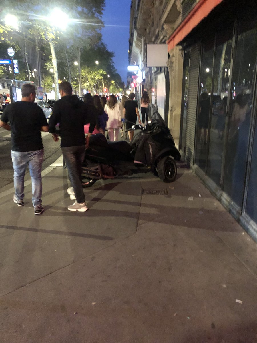 J’ai un scooter et je suis seul au monde! Hier à Paris les gens étaient contraints de marcher sur la route pour continuer leur chemin <a href="/RasLeScoot/">Ras Le Scoot</a>