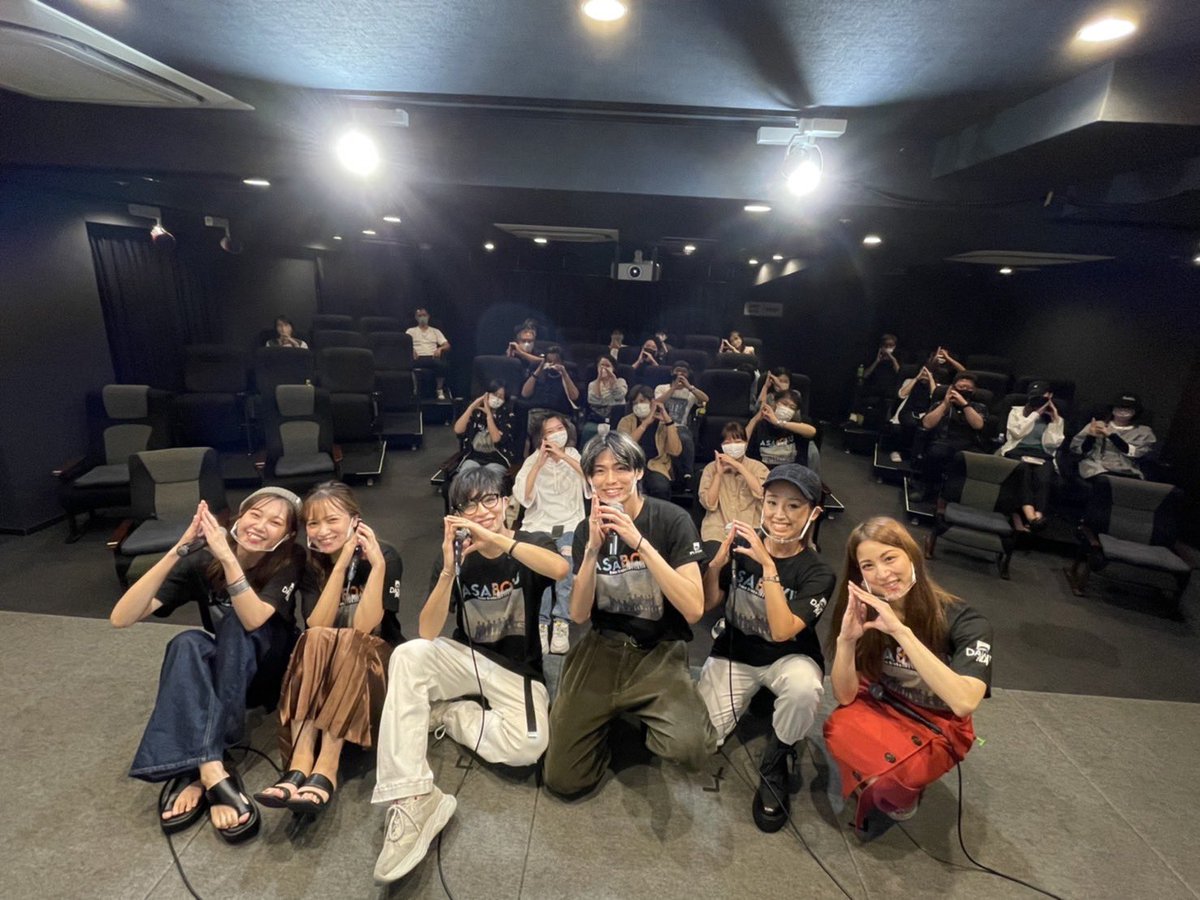 DAWNFILMMONA's tweet photo. 🍿上映会4日目の集合写真🎬

皆様の笑顔が、
私達にとって守り続けたい大切なもの✨

あさぼくを見終えた時、
皆様の心に浮かんだ大切なモノが
これからも輝き続けますように😌

#朝陽が僕らに微笑んだ #あさぼく

＼＼あさぼくドーーーン🫶／／ https://t.co/D4ksvAinvE