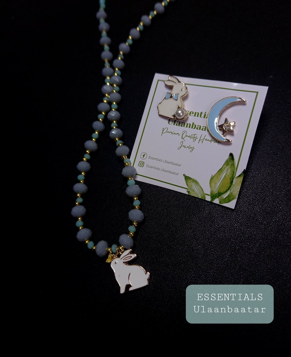 Шинэхэн усан биндэрьяа, усан болор чулуутай өхөөрдөм загварын зүүлт, мөнгөн артай ээмэг гарлаа 😊
Designed in Ulaanbaatar
®Essentials Ulaanbaatar
📱80836353