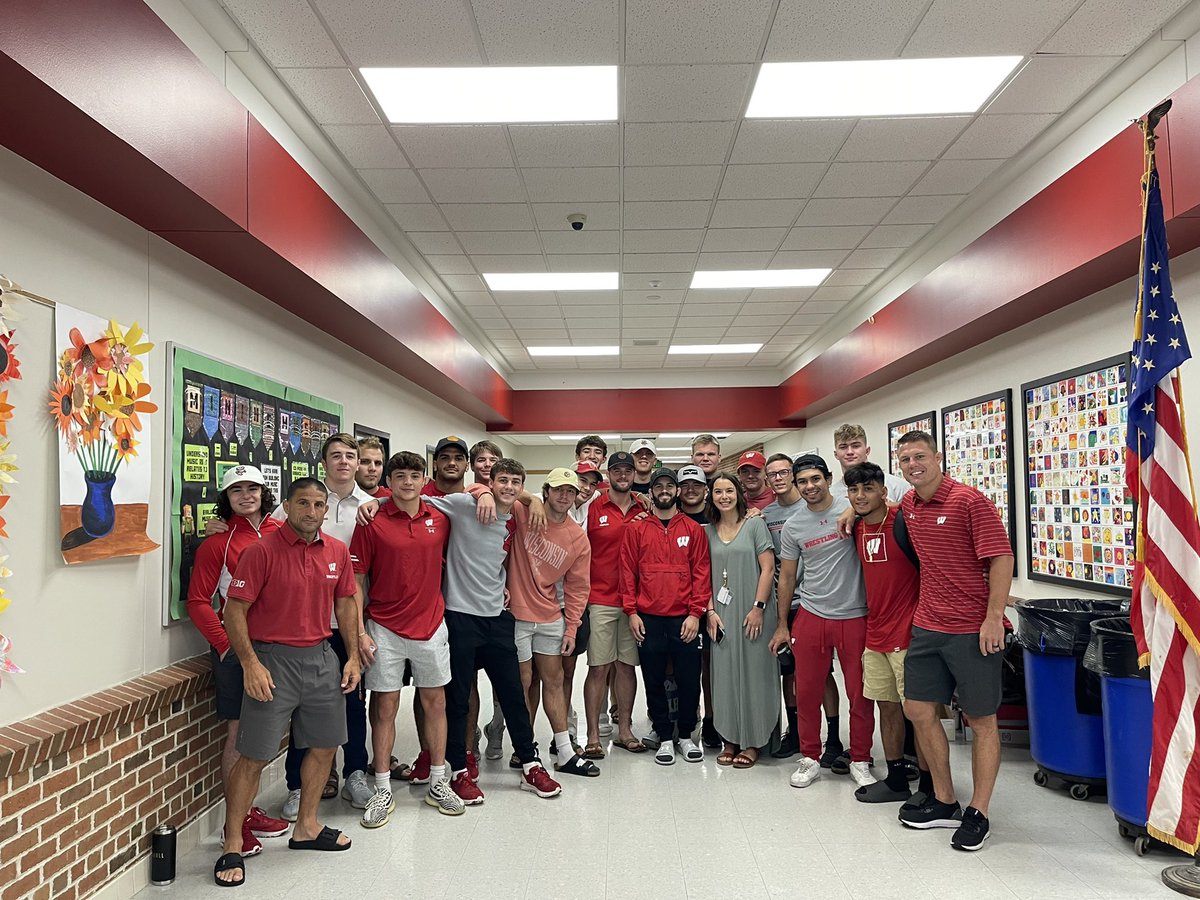 ChrisBono's tweet photo. The @BadgerWrestling team welcoming elementary students back to school today! Super proud of this team. Let’s go @Jon_Reader @GodsWrestler133 https://t.co/HXtqzxUSFJ