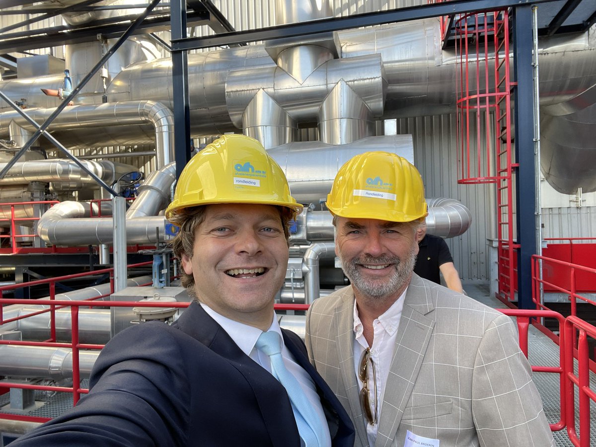 Vandaag namen ARN en <a href="/Dar_nv/">Dar nv</a> een nieuwe circulaire oplossing in gebruik: Restwarmte uit afvalverbranding verwarmt water naar 99°C, dit wordt vanuit enorme geïsoleerde tanks in de regio gebruikt om onkruid te beheersen.

<a href="/NijmegenJp/">Jean-paul broeren</a> en ik namen een kijkje.