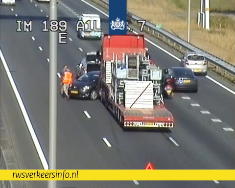 RWSverkeersinfo's tweet photo. ❌❌❌| Een ongeluk op een wel hele nare plek. Op de #A1 naar Hengelo zijn daarom drie rijstroken dicht ter hoogte van Voorst. Er is nog maar beperkte ruimte over om te passeren. De extra reistijd loopt al op tot boven de 30 minuten. https://t.co/MX6geg2HRt