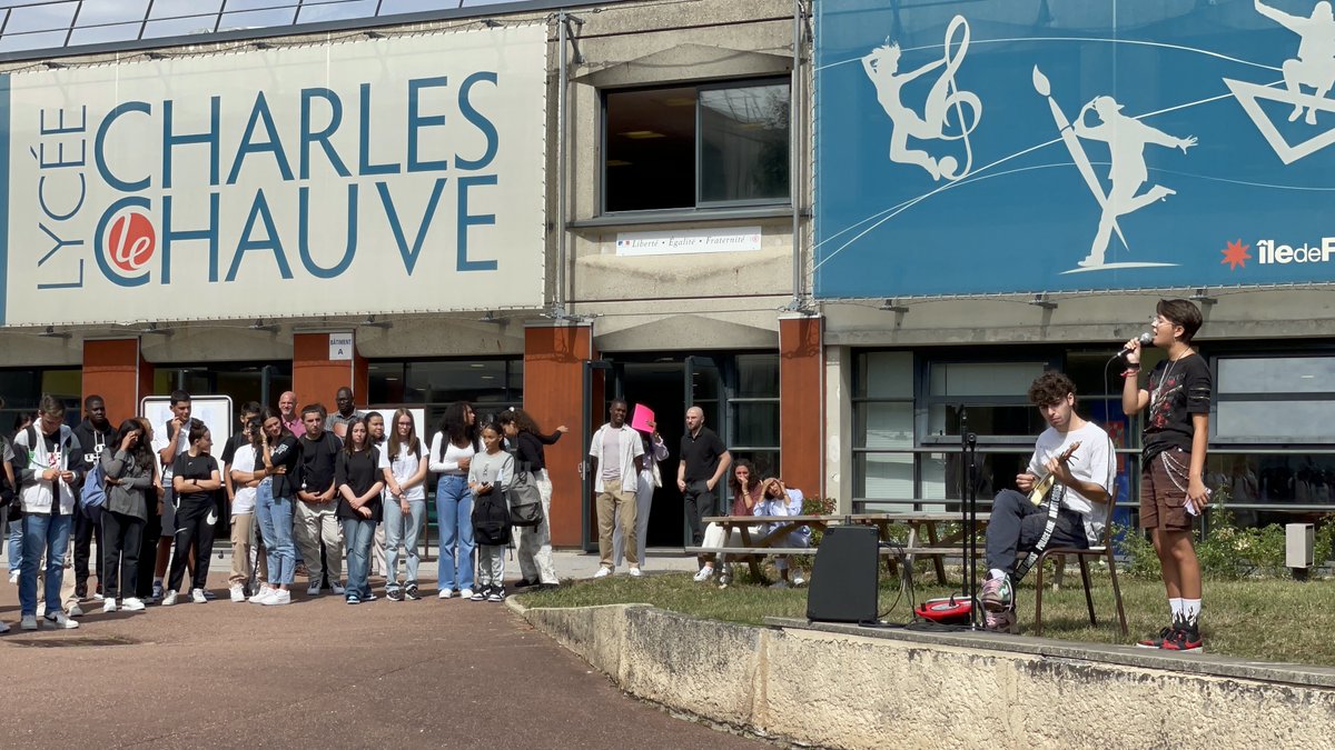 Accueil des élèves de seconde en musique 🎤🎶🎸🎹 ce matin et cet après-midi pour les nouveaux élèves de seconde du <a href="/LyceeChLeChauve/">Lycée Charles Le Chauve</a> à #RoissyEnBrie en Brie ; les nouveaux bacheliers font un mini concert pour une  #Rentréeenmusique et bien démarrer l'année ! #NosÉlèvesOntDuTalent