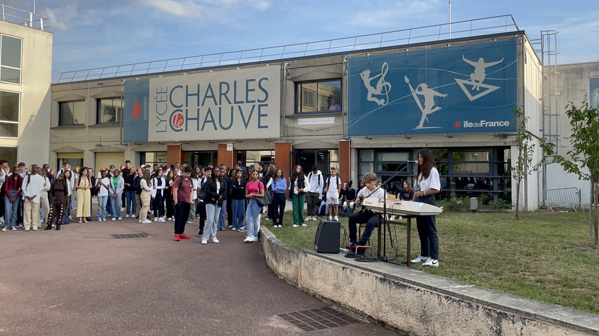 LyceeChLeChauve's tweet photo. Accueil des élèves de seconde en musique 🎤🎶🎸🎹 ce matin et cet après-midi pour les nouveaux élèves de seconde du @LyceeChLeChauve à #RoissyEnBrie en Brie ; les nouveaux bacheliers font un mini concert pour une  #Rentréeenmusique et bien démarrer l'année ! #NosÉlèvesOntDuTalent https://t.co/ZI0UVNaCwA