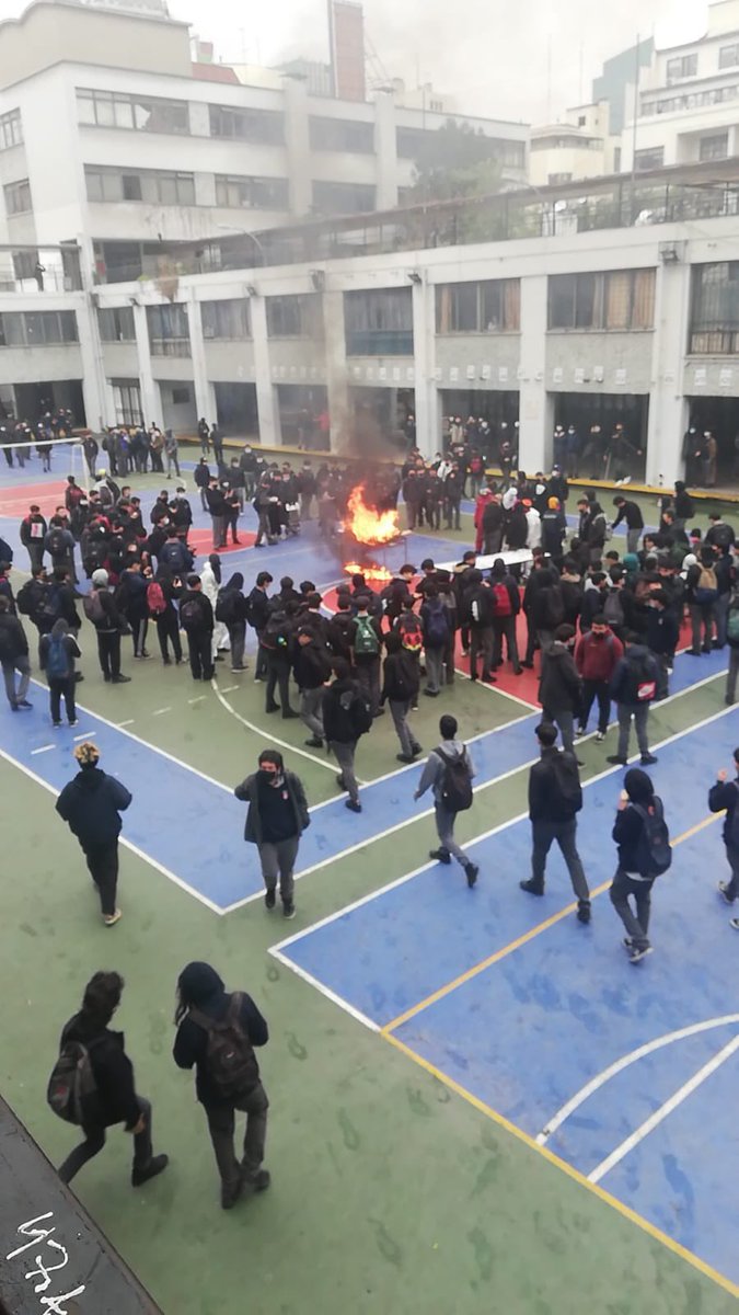 leonchilenofull's tweet photo. @IraciHassler porque no se toman medidas concretas en el instituto nacional? La mayoría quiere y necesita estudiar https://t.co/m88GITYUuf