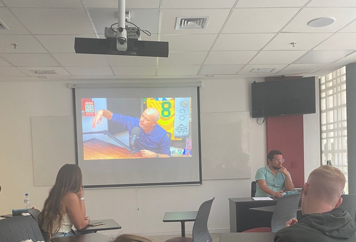 Turma de Assessoria de Imprensa da ESPM Rio, comandada pelo professor Renato Cosentino, acompanhando um corte da Charla com <a href="/AlexEscobar_/">Alex Escobar ☕️</a>

QUE MOMENTO ❤️