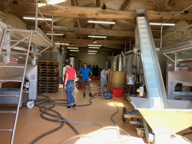 HUBS NORMANDIE X RESEAU DE MJC Le 21 août, des participants partaient direction Juliénas en Auvergne-Rhône-Alpes pour le début du premier parcours vendanges !
<a href="/mjcbolbec/">MJC Bolbec</a> / MJC de Bernay / AMISC / Oxygène
 
On leur souhaite bon courage &amp; que la récolte soit bonne ! 🍇