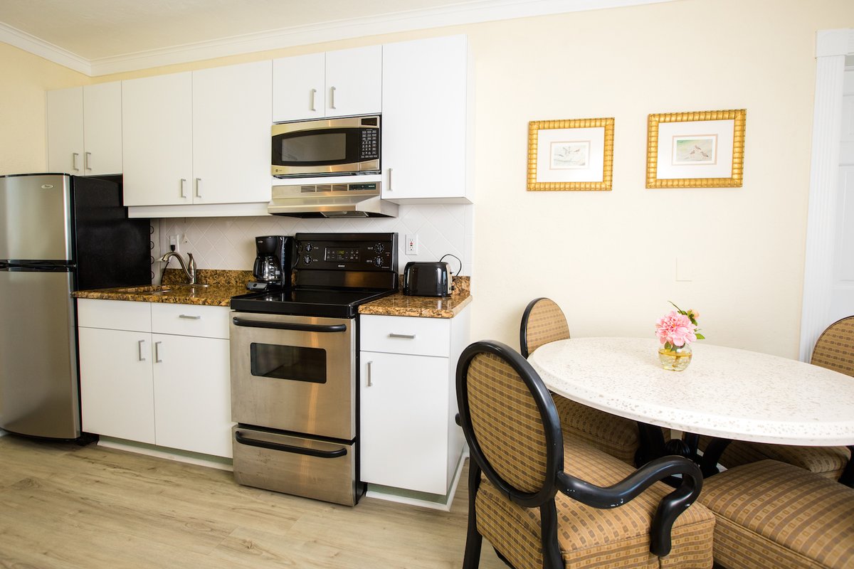 WestWindInn's tweet photo. Check out these cozy king bedroom suites! Perfect rest and relaxation with views of our garden or beach from your private balcony. Included is a balcony, bath, sitting area, refrigerator, microwave, stove and oven, high-definition television and free wifi. Book your stay today! https://t.co/UHKPdOPNaO