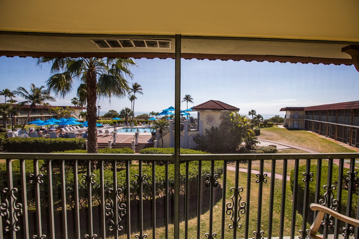 WestWindInn's tweet photo. Check out these cozy king bedroom suites! Perfect rest and relaxation with views of our garden or beach from your private balcony. Included is a balcony, bath, sitting area, refrigerator, microwave, stove and oven, high-definition television and free wifi. Book your stay today! https://t.co/UHKPdOPNaO