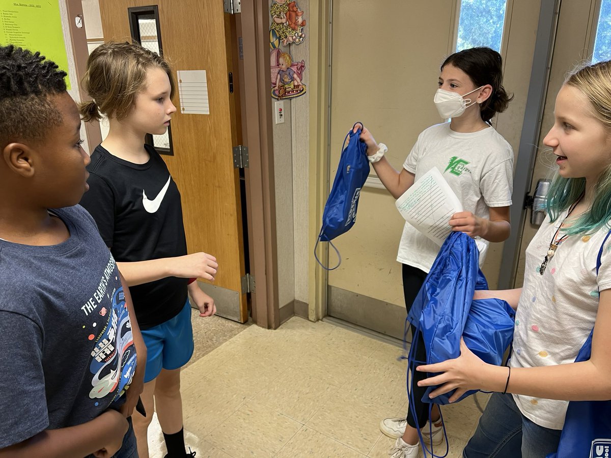 Great job to our student ambassadors who welcomed new students to <a href="/Mosaic_ES/">Mosaic Elementary School</a> and <a href="/fcpsnews/">Fairfax Schools 🌟</a> with a swag bag and a kind hello!  We are thrilled you are here!  <a href="/FCPSRegion1/">FCPS Region 1</a> #learngivethrive