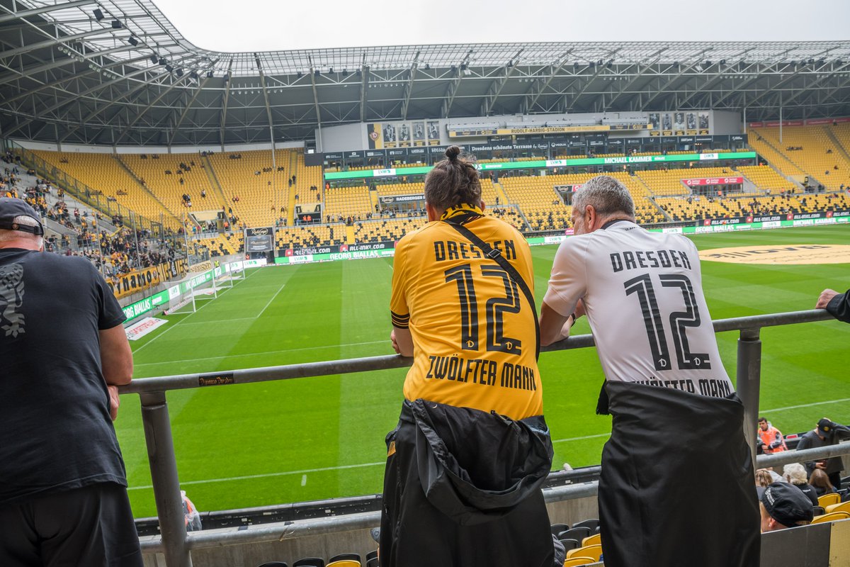 DynamoDresden's tweet photo. Am Samstag empfängt die SGD die zweite Mannschaft von Borussia Dortmund. Alles Wissenswerte für Fans beider Lager gibt's wie gewohnt kompakt zusammengefasst in der #Faninfo. 👉🏼 https://t.co/fpacGBRfUp #SGDBVB #sgd1953 https://t.co/bBx6o1iLS9