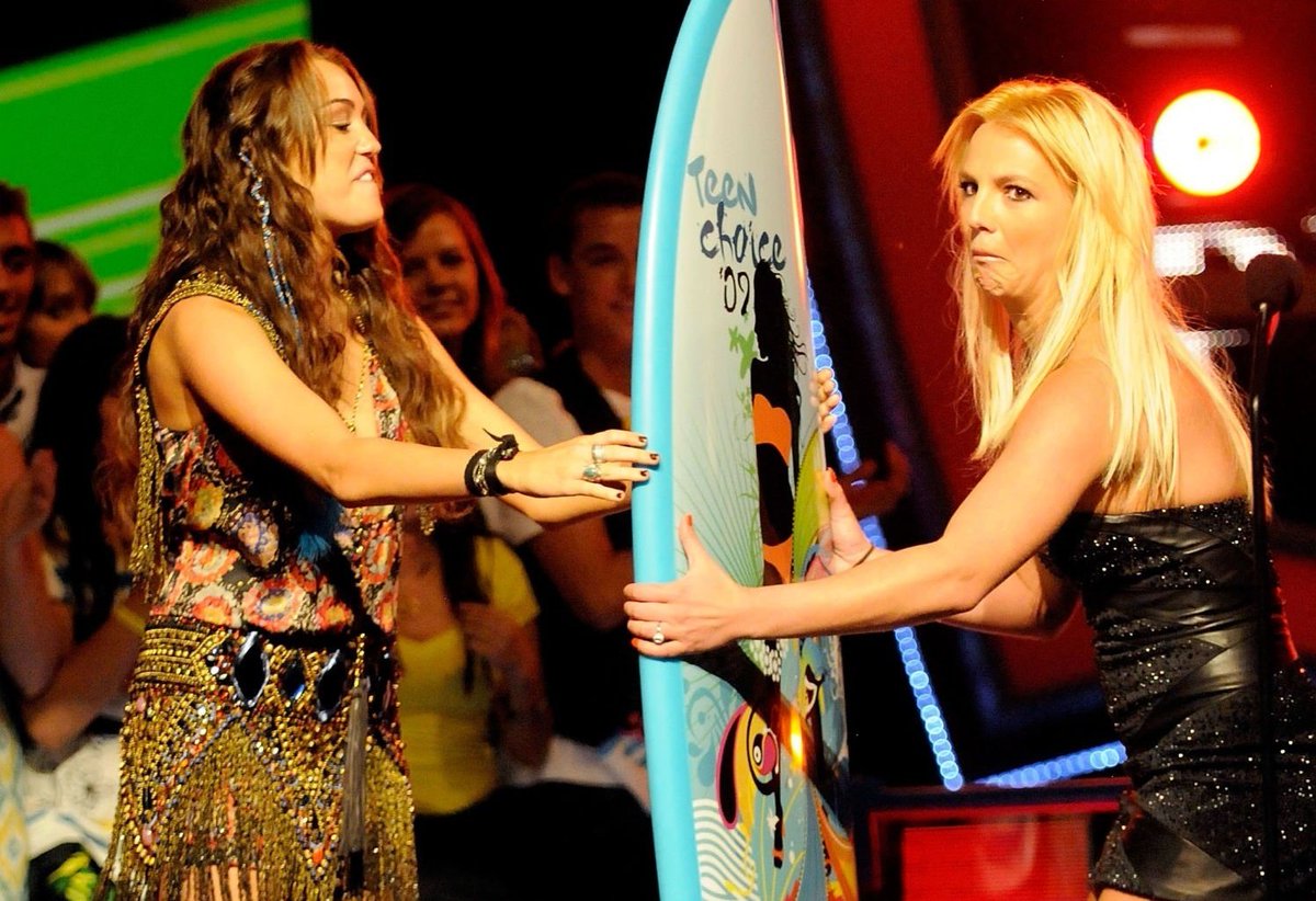 milesangels's tweet photo. miley cyrus and britney spears (2009) https://t.co/gvp6QYfMGw