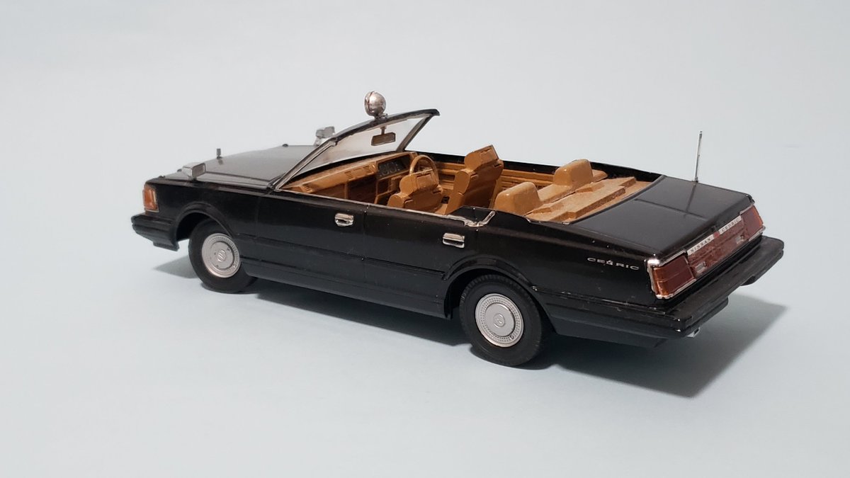 MOYOMPIO's tweet photo. 430セドリックブロアム儀礼用オープンカー完成してました。
アオシマベースに屋根をぶったぎりました
点滅灯はフジミのS30Zのフォグランプ、前席はセダン用のビニールシートを使用しています。
#平成ど真ん中祭り https://t.co/QIgJ5liCR7