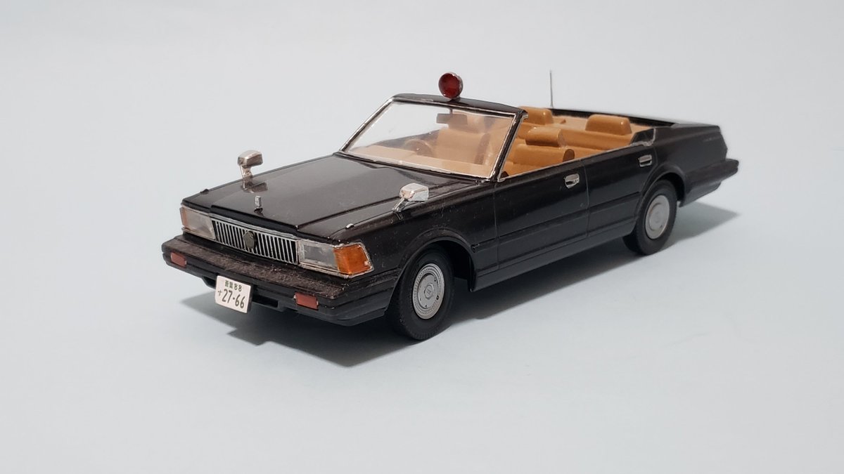 MOYOMPIO's tweet photo. 430セドリックブロアム儀礼用オープンカー完成してました。
アオシマベースに屋根をぶったぎりました
点滅灯はフジミのS30Zのフォグランプ、前席はセダン用のビニールシートを使用しています。
#平成ど真ん中祭り https://t.co/QIgJ5liCR7