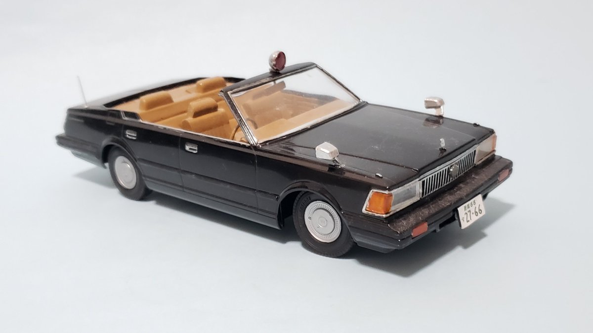 MOYOMPIO's tweet photo. 430セドリックブロアム儀礼用オープンカー完成してました。
アオシマベースに屋根をぶったぎりました
点滅灯はフジミのS30Zのフォグランプ、前席はセダン用のビニールシートを使用しています。
#平成ど真ん中祭り https://t.co/QIgJ5liCR7