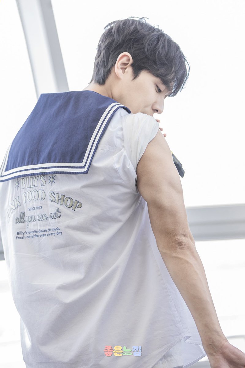 26_goodvibes's tweet photo. [220828 이준 팬캠프 in 부산]
민소매 마린룩 쏘뤼질뤄~~~!
근데 운동안한다면서요......?

#이준 #이창선 #leejoon #이준팬캠프 https://t.co/vepPSy3wXE