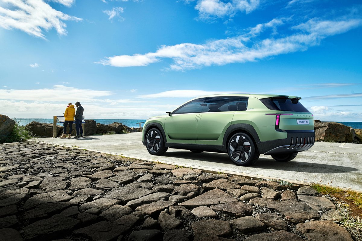 dmkeithgroup's tweet photo. The All New ŠKODA VISION 7S, an all electric SUV, with a range of up to 370 miles and showing off the New ŠKODA logo! 😀🌟

This is an exciting direction for ŠKODA, so keep an eye out for more details regarding this amazing car!

#DMKeith #TeamTartan #ŠKODA #VISION7S #future https://t.co/utLECz9BP5
