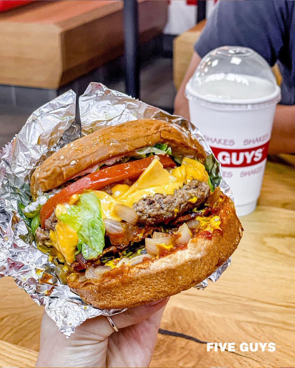 Thursday cravings 👀 (📸 : itsmiss.t | Instagram)
________

#fiveguysbe #fiveguys #5guys #burgersandfries